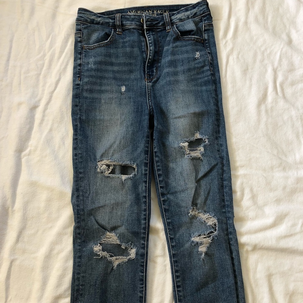 AMERICAN EAGLE DISTRESSED MEDIUM WASHED JEANS